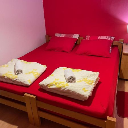 Skopje City Center Red Apartment Exterior foto