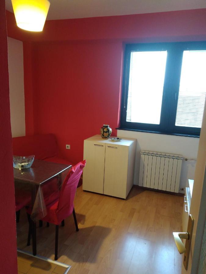 Skopje City Center Red Apartment Exterior foto